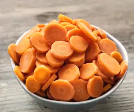 Zanahorias rebanadas al vapor (200-500 g) en cestillo