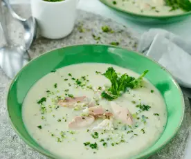 Kohlrabi-Kräuter-Suppe mit Lachsforelle