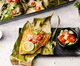 Op Thaise wijze gebakken vis in bananenblad met gemengde salade