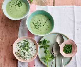 Sopa fria de pepino e ervas aromáticas