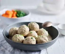 Putenfleisch-Bällchen mit Champignonsauce und Süßkartoffeln