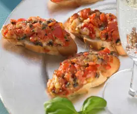 Crostini con tomate y mozzarella