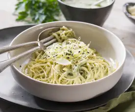 Espaguetis a las hierbas aromáticas con queso crema