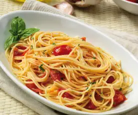 Spaghetti z czosnkiem, oliwą i pomidorkami koktajlowymi