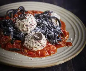 Espaguetis con albóndigas fantasmagóricos