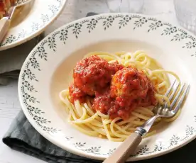Kuřecí kuličky v rajčatové omáčce se špagetami