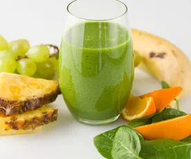 Smoothie de uva, piña y espinacas