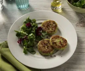 Kaspressknödel mit Blattsalat