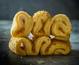 Pane a fisarmonica con burro aromatizzato alle olive