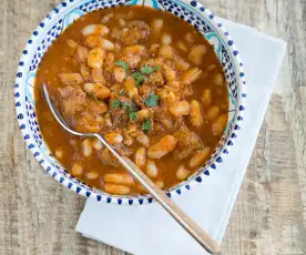 Beans with beef in tomato sauce (fasouliah)
