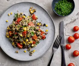 Salada de quinoa com feijão-preto