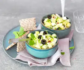 Salade de pomme de terre, olives, feta et herbes fraîches