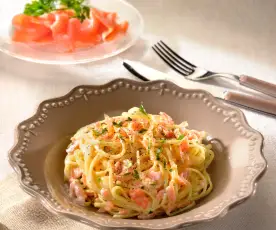 Linguine with salmon and herbs