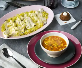 Menú: Patatas con almejas y calamares. Lubina con coliflor y salsa de puerros. Flan de café