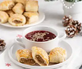 Mięsne paszteciki z ciasta francuskiego