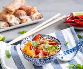 Orientalna zupa z makaronem i sajgonki na parze