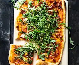 Pizza veggie aux tomates, artichauts, mozzarella et roquette