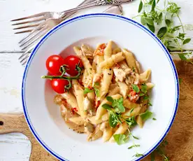 Penne mit Makrele und Cherry-Tomaten