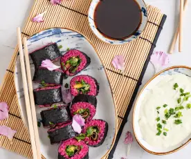 Różowe sushi z warzywami i sosem awokado-wasabi