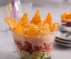 Sałatka w stylu meksykańskim z mięsem i nachos