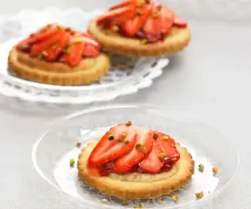 Tartelette fine aux fraises et crème à la pistache
