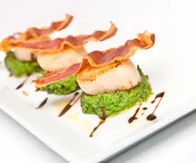 Scallops with pea purée