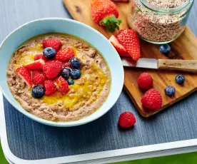 Granola-Porridge mit Nektarinenpüree und Obst