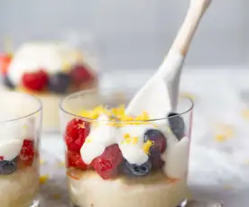 Trifle de verão com ricota e frutos vermelhos