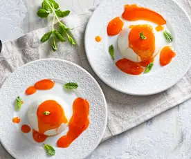 Panna cotta con coulis di albicocche