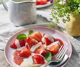 Marinierte Erdbeeren mit weißer Schokosauce