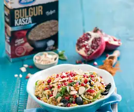 Marokańska sałatka z kaszą bulgur, granatem, migdałami, marchewką i ziołowym pesto