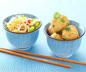 Almôndegas de porco orientais com noodles