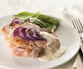 Chuletas de cerdo con cebolla agridulce y mayonesa de berberechos para dos