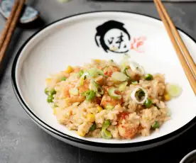 Kantonese gebakken rijst met garnalen