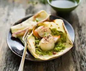 Crêpe garnie à la saint-jacques et fondue de poireaux