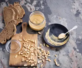 Manteiga de amendoim em dois tamanhos
