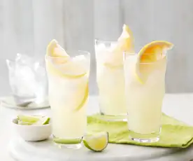 Cocktail refrescante de lima e toranja