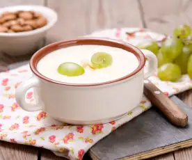 Ajo blanco - andaluzyjska zimna zupa migdałowo-czosnkowa