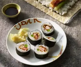 Sushi-Rolle mit warmen Knuspergambas