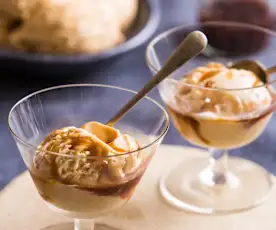 Helado de canela con salsa de oporto y naranja 