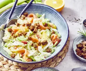 Chinakohl-Salat mit Croûtons und Lachs