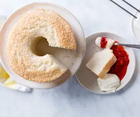 Angel food cake con salsa de fresas