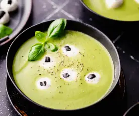 Zielona zupa krem z oczami z mozzarelli