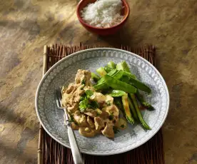 Huhn in Curry-Erdnuss-Sauce mit grünem Spargel und Zuckerschoten (Thailand)