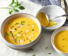 Soupe de courge butternut, curry et amandes