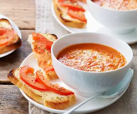Soupe à la tomate, tartines de fromage fondu