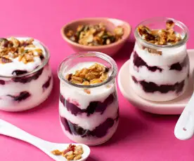 Postre de yogur con mora y granola de frutos secos