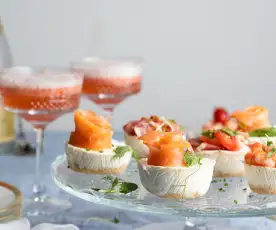 Cóctel de champán de fresa con mini tartaletas de queso saladas