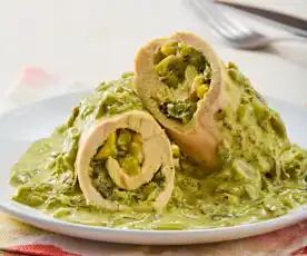 Pechugas rellenas de espinaca en salsa de poblano