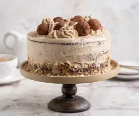 Tort cappuccino z chrupką z białej czekolady
